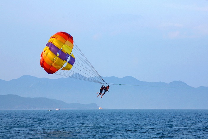 Nhảy dù trên biển, trò chơi thú vị không thể bỏ lỡ khi đến Đà Nẵng