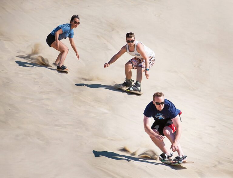 Tìm hiểu về sand surfing (trượt cát)